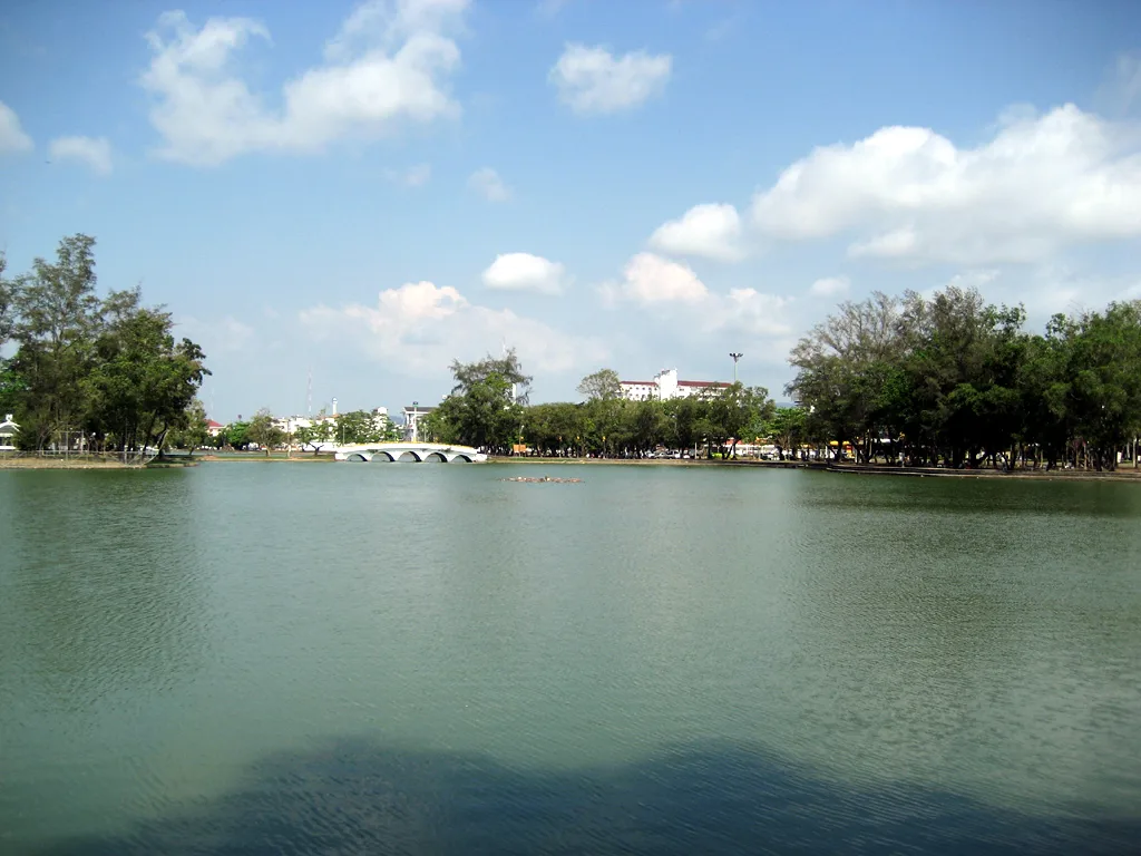วิวมุมสูงของสวนสาธารณะทุ่งนาเฉย ใจกลางเมืองจันทบุรี ประเทศไทย
