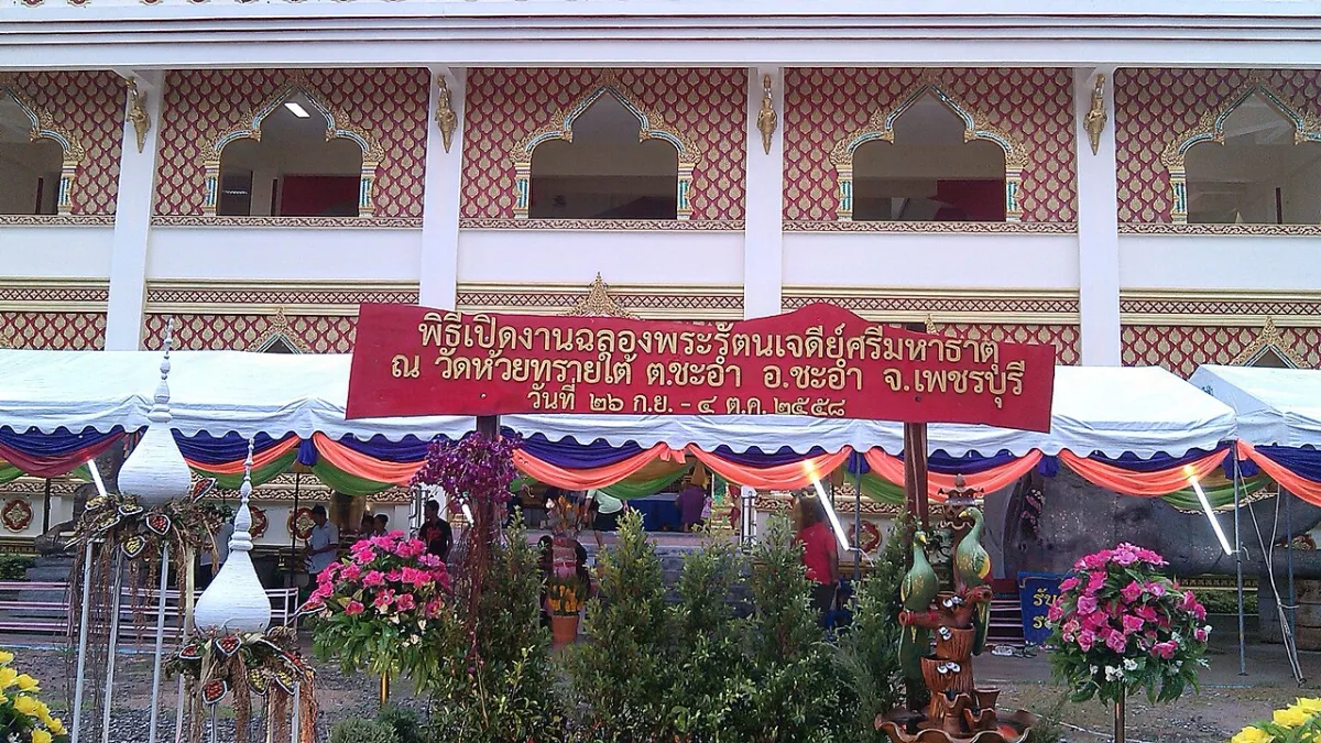 ชายหาดชะอำ อำเภอชะอำ จังหวัดเพชรบุรี มองเห็นทะเลและชายฝั่งในบรรยากาศสดใส