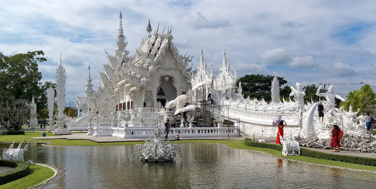วัดร่องขุ่น (วัดขาว) สถาปัตยกรรมอันโดดเด่นสีขาวของจังหวัดเชียงราย ประเทศไทย