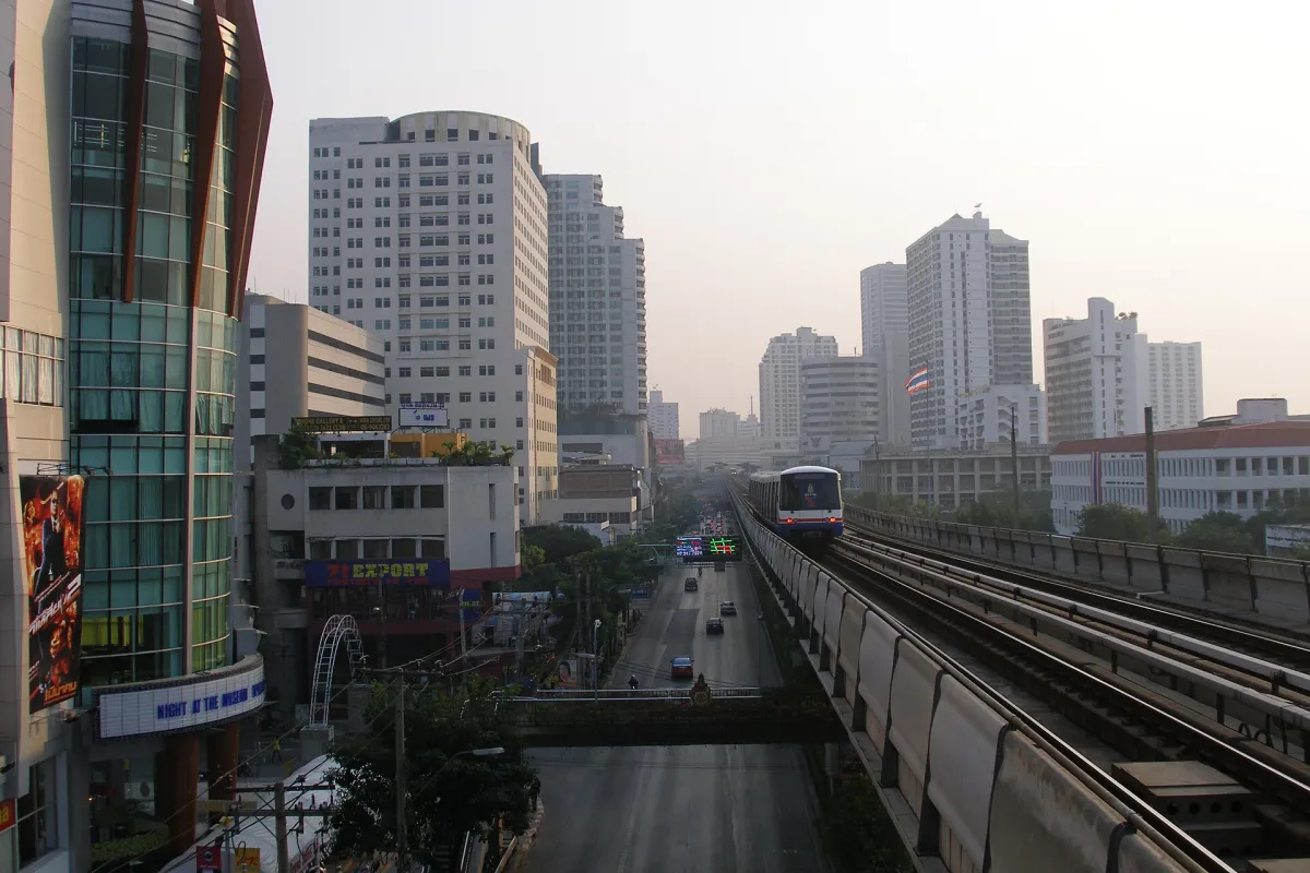 เส้นขอบฟ้ากรุงเทพมหานครยามพระอาทิตย์ตก พร้อมแนวรถไฟฟ้า BTS สะท้อนตลาดคอนโดและที่อยู่อาศัยแนวรถไฟฟ้า