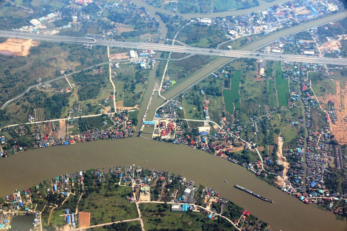 เรือบรรทุกสินค้าแล่นบนแม่น้ำเจ้าพระยาในจังหวัดปทุมธานี ประเทศไทย