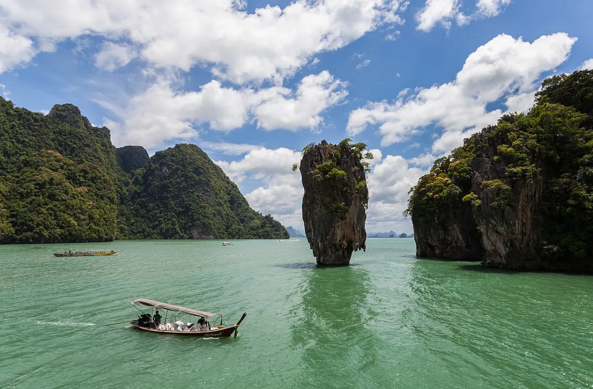 เกาะตะปู (James Bond Island) ภูเก็ต ประเทศไทย ทิวทัศน์อ่าวพังงาและน้ำทะเลสีเขียวมรกต