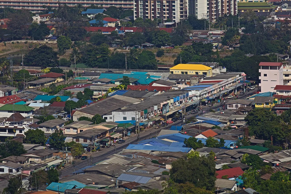 ทิวทัศน์เมืองหัวหิน อำเภอหัวหิน จังหวัดประจวบคีรีขันธ์ ประเทศไทย มองเห็นอาคารและชุมชนริมทะเล