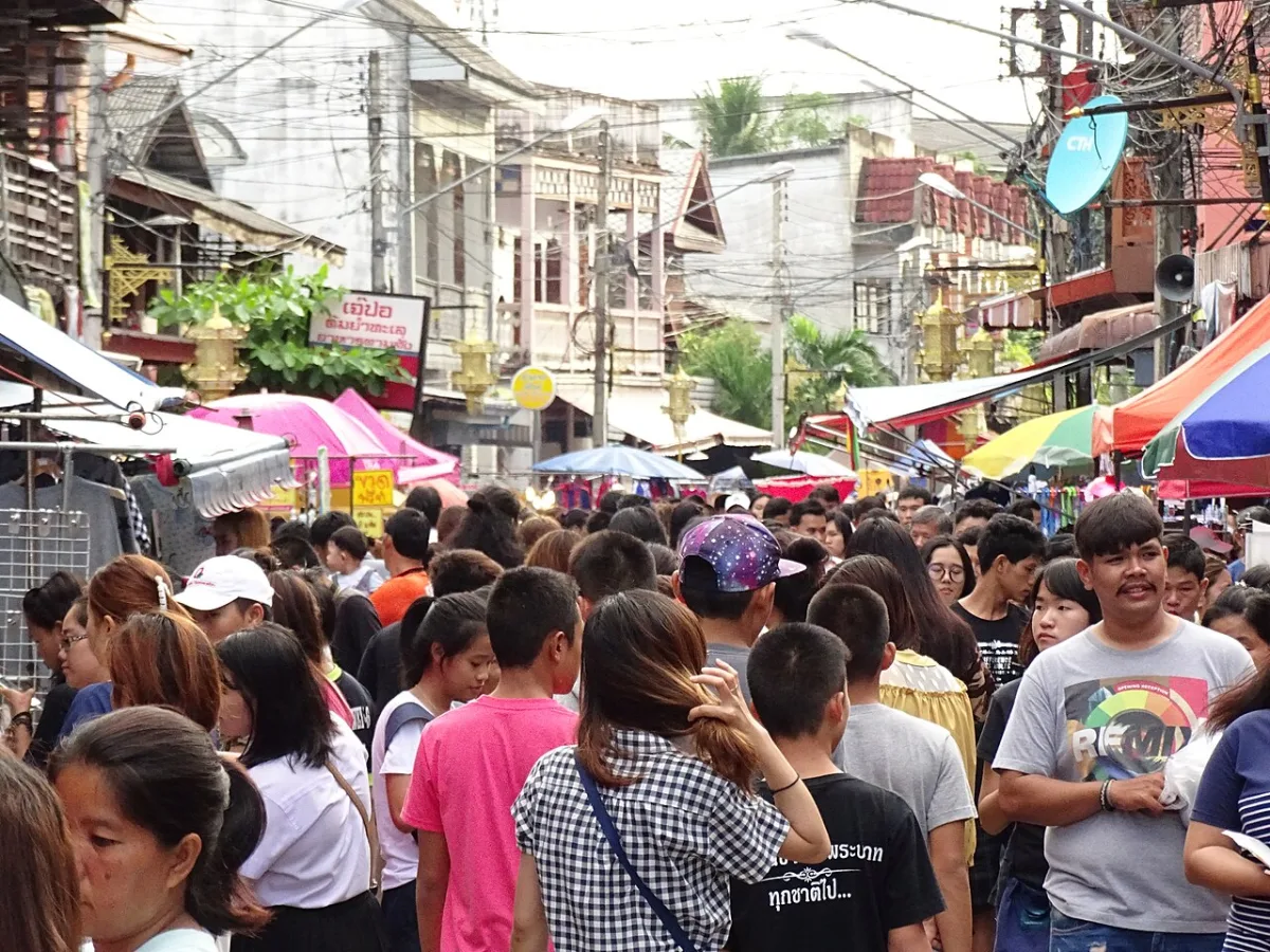 ตลาดถนนคนเดินบนถนนตลาดเก่า เมืองลำปาง ประเทศไทย